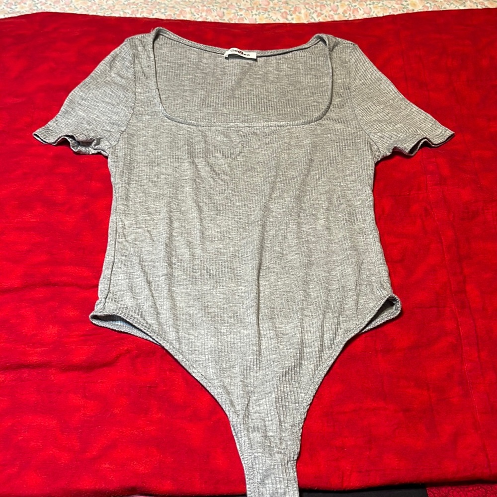 Small grey ribbed body suit button